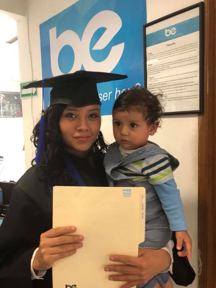 Egresada PrepaBe con su familia